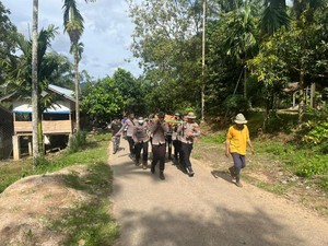 Gerak Cepat Brimob Polda Riau, Jasad Ibu-Anak Korban Banjir Agam Ditemukan