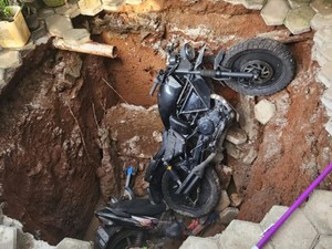 Damkar Evakuasi 2 Motor dan 1 Sepeda Kejeblos Septic Tank di Depok