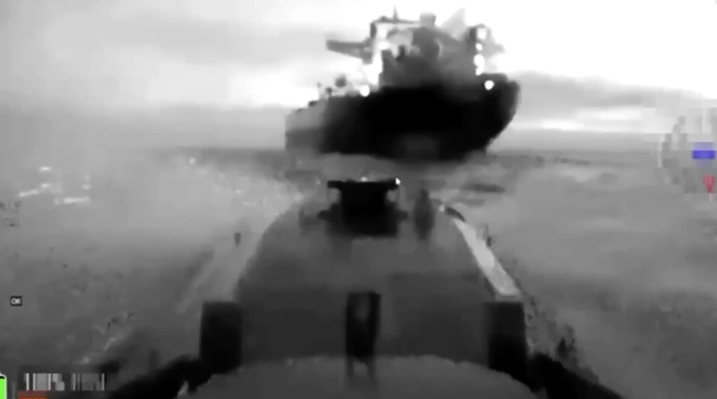 Dinas Keamanan Ukraina (SBU) mengklaim menyerang dua kapal tanker armada bayangan Rusia di Laut Hitam, memicu ledakan dekat Bosphorus. Ukraina desak tindakan global atas pendanaan perang Moskow. (Tangkapan Layar Video Reuters/SECURITY SERVICE OF UKRAINE)