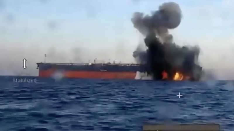 Dinas Keamanan Ukraina (SBU) mengklaim menyerang dua kapal tanker armada bayangan Rusia di Laut Hitam, memicu ledakan dekat Bosphorus. Ukraina desak tindakan global atas pendanaan perang Moskow. (Tangkapan Layar Video Reuters/SECURITY SERVICE OF UKRAINE)