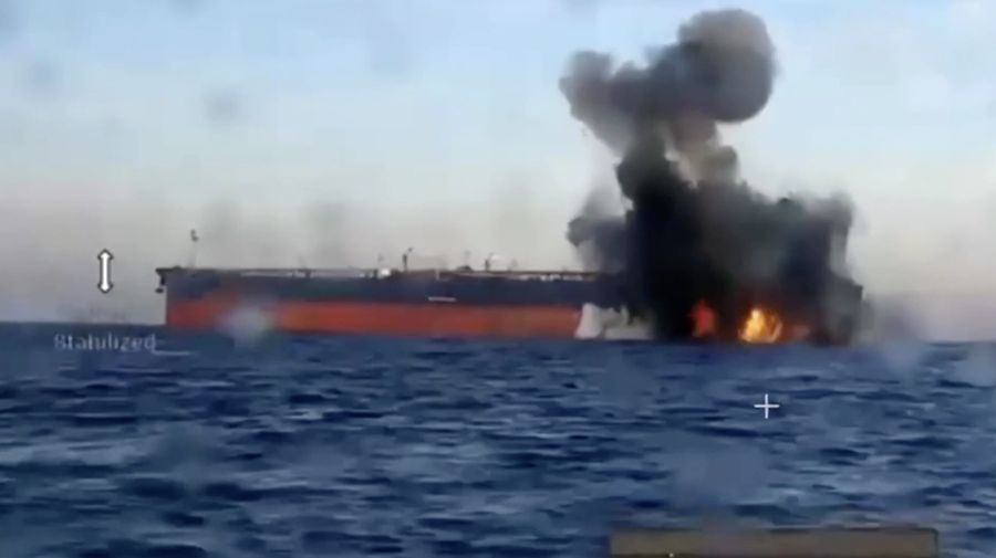 Dinas Keamanan Ukraina (SBU) mengklaim menyerang dua kapal tanker armada bayangan Rusia di Laut Hitam, memicu ledakan dekat Bosphorus. Ukraina desak tindakan global atas pendanaan perang Moskow. (Tangkapan Layar Video Reuters/SECURITY SERVICE OF UKRAINE)