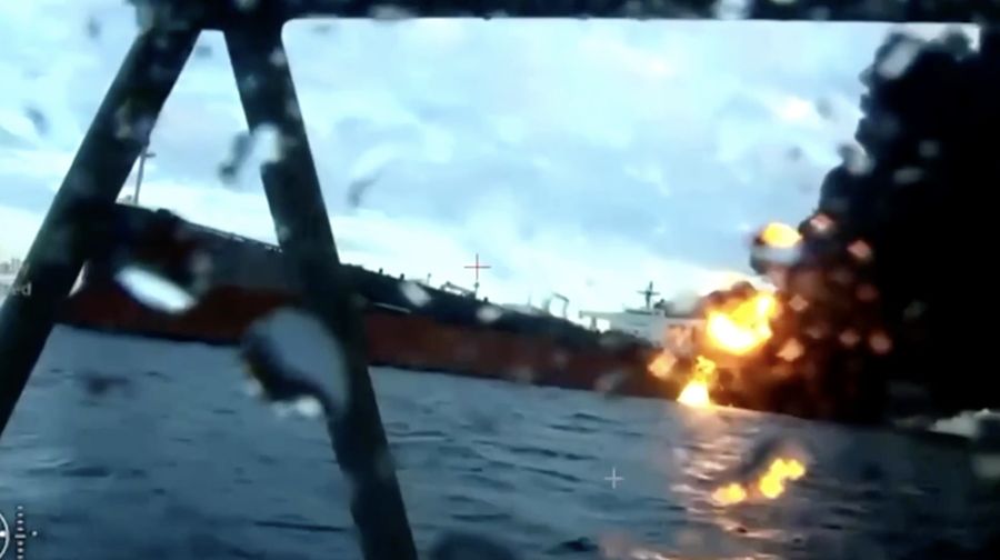 Dinas Keamanan Ukraina (SBU) mengklaim menyerang dua kapal tanker armada bayangan Rusia di Laut Hitam, memicu ledakan dekat Bosphorus. Ukraina desak tindakan global atas pendanaan perang Moskow. (Tangkapan Layar Video Reuters/SECURITY SERVICE OF UKRAINE)