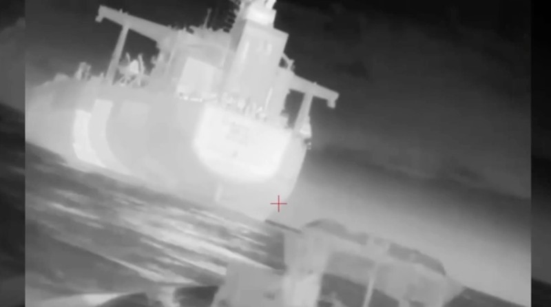 Dinas Keamanan Ukraina (SBU) mengklaim menyerang dua kapal tanker armada bayangan Rusia di Laut Hitam, memicu ledakan dekat Bosphorus. Ukraina desak tindakan global atas pendanaan perang Moskow. (Tangkapan Layar Video Reuters/SECURITY SERVICE OF UKRAINE)