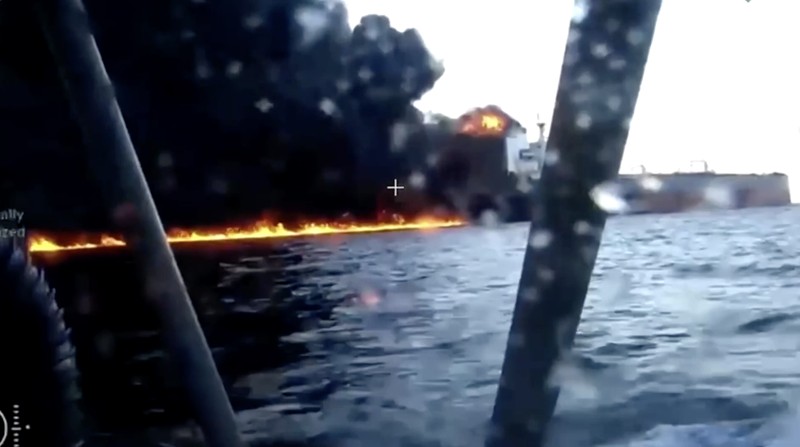 Dinas Keamanan Ukraina (SBU) mengklaim menyerang dua kapal tanker armada bayangan Rusia di Laut Hitam, memicu ledakan dekat Bosphorus. Ukraina desak tindakan global atas pendanaan perang Moskow. (Tangkapan Layar Video Reuters/SECURITY SERVICE OF UKRAINE)