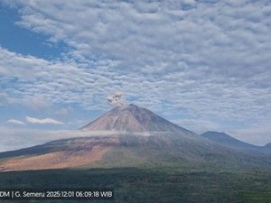 Gunung Semeru 3 Kali Erupsi Pagi Ini, Tinggi Awan Panas Capai 900 Meter