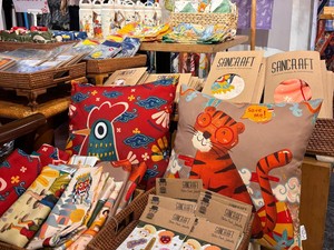 Hobi Jadi Cuan, Wanita Ini Kantongi Rp 50 Juta/Bulan dari Tas Lukis