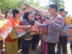 Kapolri Serahkan 8 Truk Bantuan untuk Korban Bencana di Tapteng