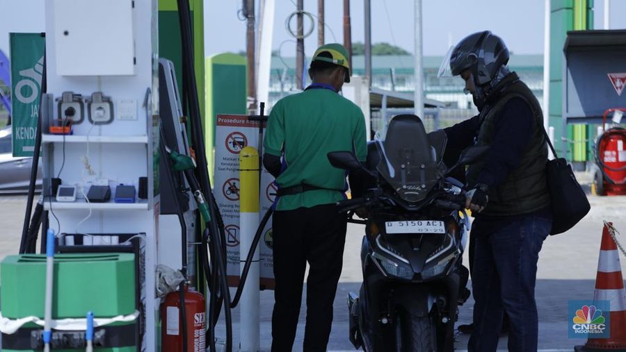 Karyawan SPBU BP melayani pembeli BBM di salah satu SPBU di Jakarta, Senin (1/12/2025). (CNBC Indonesia/Tri Susilo)