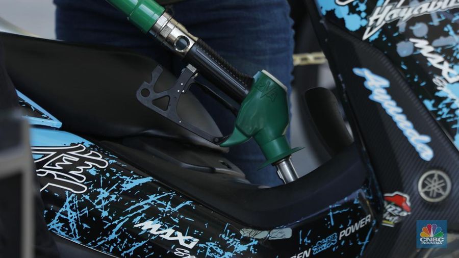 Karyawan SPBU BP melayani pembeli BBM di salah satu SPBU di Jakarta, Senin (1/12/2025). (CNBC Indonesia/Tri Susilo)