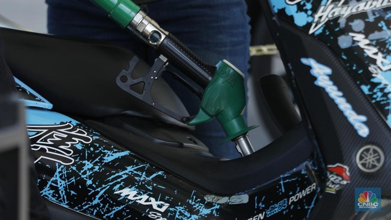 Karyawan SPBU BP melayani pembeli BBM di salah satu SPBU di Jakarta, Senin (1/12/2025). (CNBC Indonesia/Tri Susilo)