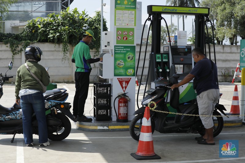Karyawan SPBU BP melayani pembeli BBM di salah satu SPBU di Jakarta, Senin (1/12/2025). (CNBC Indonesia/Tri Susilo)