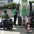 Karyawan SPBU BP melayani pembeli BBM di salah satu SPBU di Jakarta, Senin (1/12/2025). (CNBC Indonesia/Tri Susilo)