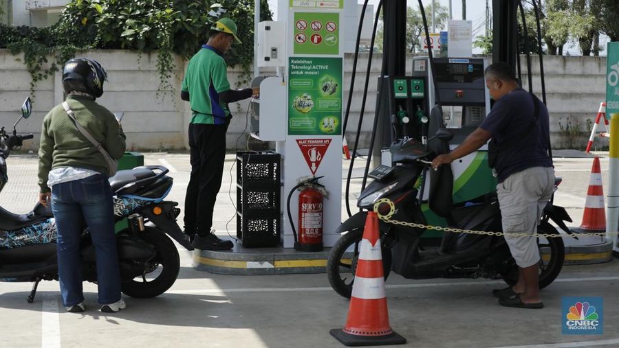 Karyawan SPBU BP melayani pembeli BBM di salah satu SPBU di Jakarta, Senin (1/12/2025). (CNBC Indonesia/Tri Susilo)