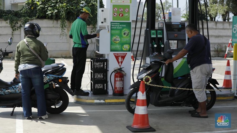 Karyawan SPBU BP melayani pembeli BBM di salah satu SPBU di Jakarta, Senin (1/12/2025). (CNBC Indonesia/Tri Susilo)