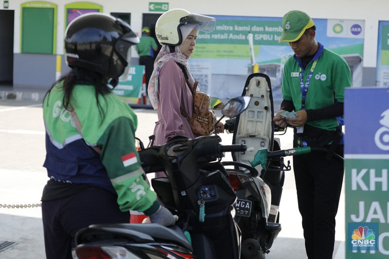 Karyawan SPBU BP melayani pembeli BBM di salah satu SPBU di Jakarta, Senin (1/12/2025). (CNBC Indonesia/Tri Susilo)