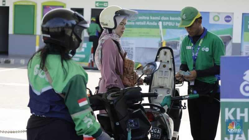 Karyawan SPBU BP melayani pembeli BBM di salah satu SPBU di Jakarta, Senin (1/12/2025). (CNBC Indonesia/Tri Susilo)