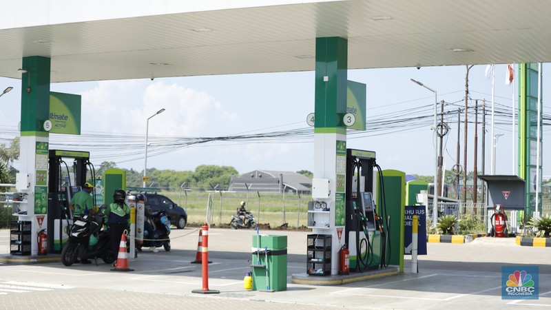 Karyawan SPBU BP melayani pembeli BBM di salah satu SPBU di Jakarta, Senin (1/12/2025). (CNBC Indonesia/Tri Susilo)