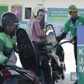 Karyawan SPBU BP melayani pembeli BBM di salah satu SPBU di Jakarta, Senin (1/12/2025). (CNBC Indonesia/Tri Susilo)