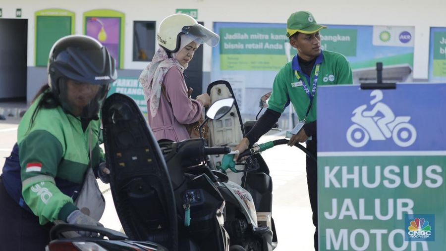 Karyawan SPBU BP melayani pembeli BBM di salah satu SPBU di Jakarta, Senin (1/12/2025). (CNBC Indonesia/Tri Susilo)