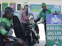 Karyawan SPBU BP melayani pembeli BBM di salah satu SPBU di Jakarta, Senin (1/12/2025). (CNBC Indonesia/Tri Susilo)