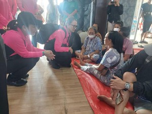 Ketum Bhayangkari Beri Bantuan hingga Hibur Anak-anak Korban Bencana di Tapanuli Tengah