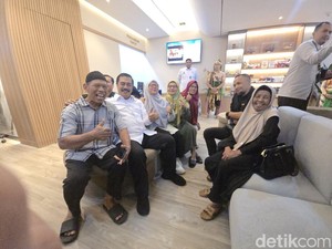 Tawa Hangat Menteri Agus Sapa Pengunjung Lansia di Immigration Lounge Solo