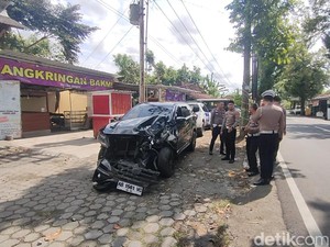 Mobil Anggota DPRD Kulon Progo Ringsek Nabrak Truk Parkir
