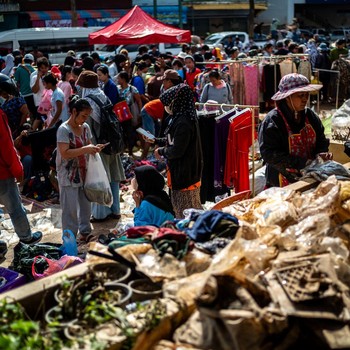 Potret Pedagang Banting Harga Usai Dihantam Air Bah, Diserbu Warga
