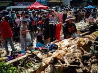 Potret Pedagang Banting Harga Usai Dihantam Air Bah, Diserbu Warga