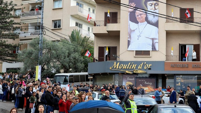 Paus Leo XIV melambaikan tangan kepada umat saat tiba untuk mengunjungi makam Santo Charbel Makhlouf di Biara Santo Maron, dalam perjalanan apostolik pertamanya, di Annaya, Lebanon, 1 Desember 2025. (REUTERS/Mohamed Azakir)