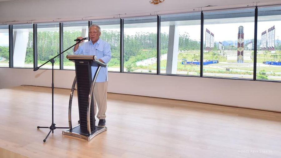 Otorita IKN menandatangani kontrak kerja sama pembangunan embung di Kawasan Inti Pusat Pemerintahan (KIPP) 1B dan 1C serta kolam retensi bersama sejumlah penyedia jasa, yaitu PT Bumi Karsa, PT Adhi Karya (Persero) Tbk, dan PT Nindya Karya, pada Kamis (27/11/2025). (Dok. Otorita IKN)