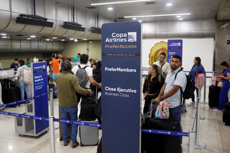 Penumpang mengantre untuk menaiki pesawat Wingo Airlines menuju Bogota, di Bandara Internasional Simon Bolivar, setelah Presiden AS Donald Trump mengatakan pada hari Sabtu bahwa wilayah udara di atas dan di sekitar Venezuela harus dianggap 