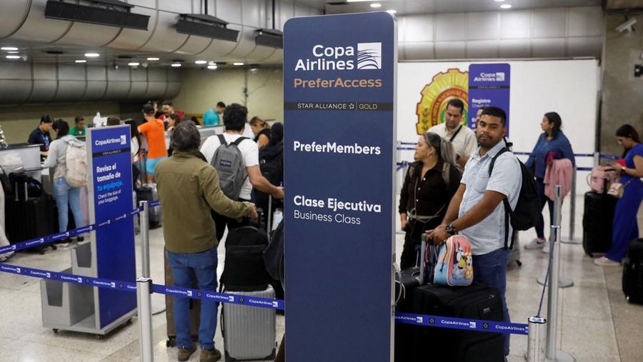 Penumpang mengantre untuk menaiki pesawat Wingo Airlines menuju Bogota, di Bandara Internasional Simon Bolivar, setelah Presiden AS Donald Trump mengatakan pada hari Sabtu bahwa wilayah udara di atas dan di sekitar Venezuela harus dianggap 