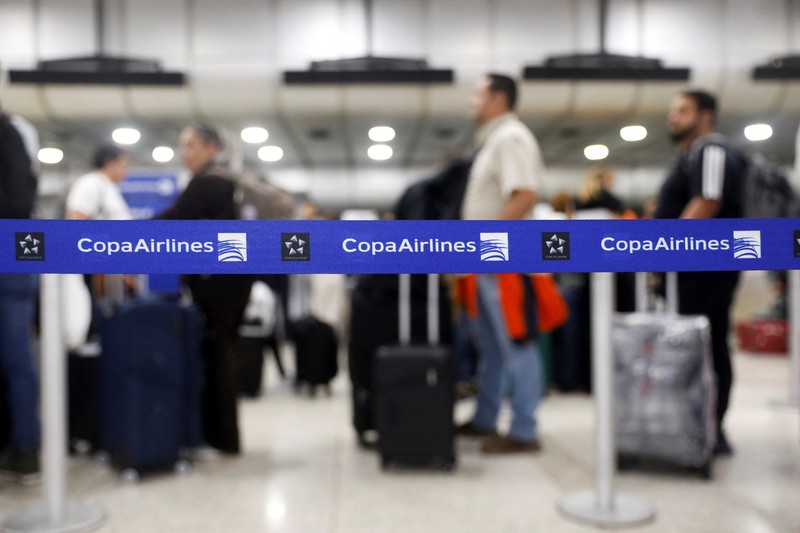 Penumpang mengantre untuk menaiki pesawat Wingo Airlines menuju Bogota, di Bandara Internasional Simon Bolivar, setelah Presiden AS Donald Trump mengatakan pada hari Sabtu bahwa wilayah udara di atas dan di sekitar Venezuela harus dianggap 