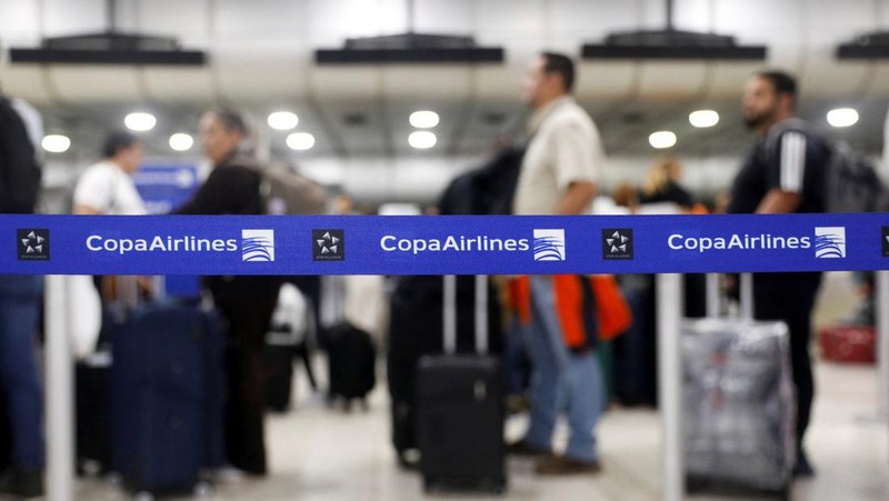 Penumpang mengantre untuk menaiki pesawat Wingo Airlines menuju Bogota, di Bandara Internasional Simon Bolivar, setelah Presiden AS Donald Trump mengatakan pada hari Sabtu bahwa wilayah udara di atas dan di sekitar Venezuela harus dianggap 