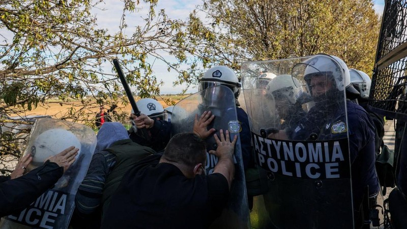 Para petani yang berunjuk rasa melawan polisi antihuru-hara di Nikaia, dekat Larissa, Yunani, 30 November 2025. (REUTERS/Alexandros Avramidis)