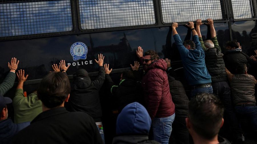 Para petani yang berunjuk rasa melawan polisi antihuru-hara di Nikaia, dekat Larissa, Yunani, 30 November 2025. (REUTERS/Alexandros Avramidis)