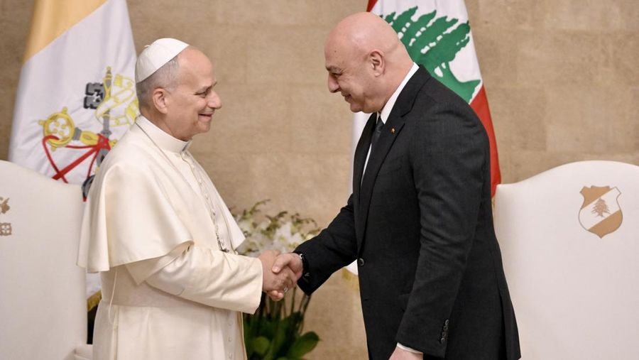 Paus Leo XIV melambaikan tangan kepada umat saat tiba untuk mengunjungi makam Santo Charbel Makhlouf di Biara Santo Maron, dalam perjalanan apostolik pertamanya, di Annaya, Lebanon, 1 Desember 2025. (REUTERS/Mohamed Azakir)