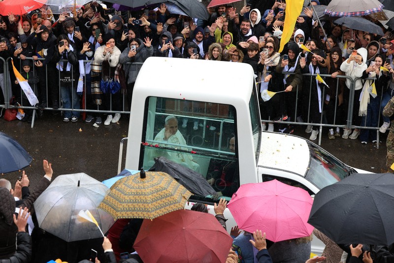 Paus Leo XIV melambaikan tangan kepada umat saat tiba untuk mengunjungi makam Santo Charbel Makhlouf di Biara Santo Maron, dalam perjalanan apostolik pertamanya, di Annaya, Lebanon, 1 Desember 2025. (REUTERS/Mohamed Azakir)