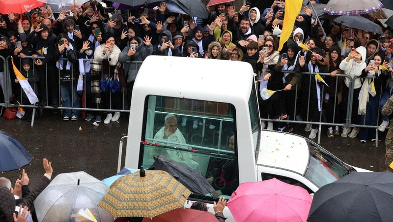 Paus Leo XIV melambaikan tangan kepada umat saat tiba untuk mengunjungi makam Santo Charbel Makhlouf di Biara Santo Maron, dalam perjalanan apostolik pertamanya, di Annaya, Lebanon, 1 Desember 2025. (REUTERS/Mohamed Azakir)