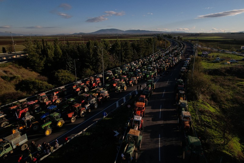 Para petani yang berunjuk rasa melawan polisi antihuru-hara di Nikaia, dekat Larissa, Yunani, 30 November 2025. (REUTERS/Alexandros Avramidis)