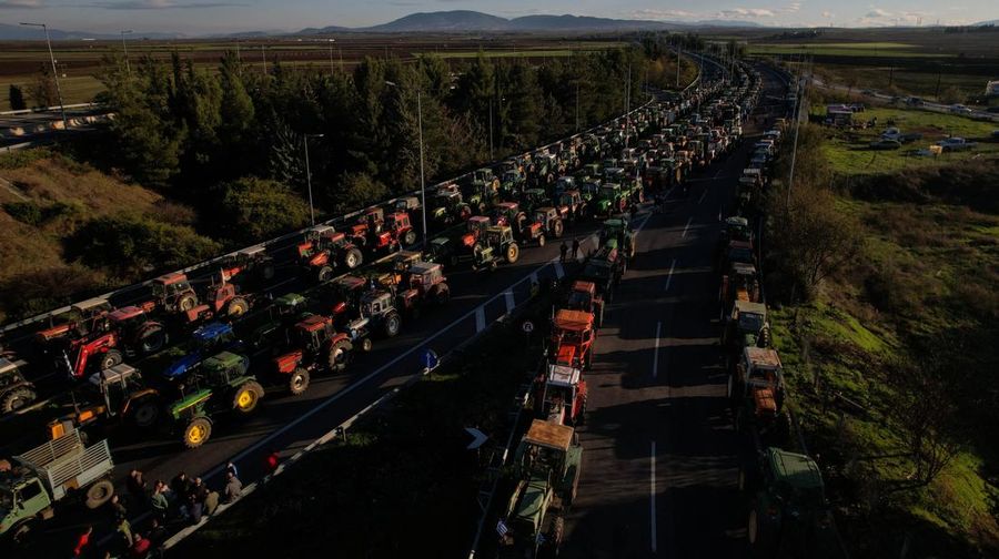 Para petani yang berunjuk rasa melawan polisi antihuru-hara di Nikaia, dekat Larissa, Yunani, 30 November 2025. (REUTERS/Alexandros Avramidis)