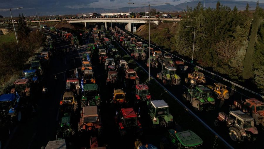 Para petani yang berunjuk rasa melawan polisi antihuru-hara di Nikaia, dekat Larissa, Yunani, 30 November 2025. (REUTERS/Alexandros Avramidis)
