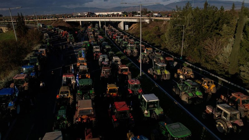 Para petani yang berunjuk rasa melawan polisi antihuru-hara di Nikaia, dekat Larissa, Yunani, 30 November 2025. (REUTERS/Alexandros Avramidis)
