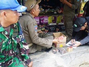 Satpol PP Cirebon Sita 19 Ribu Batang Rokok Ilegal