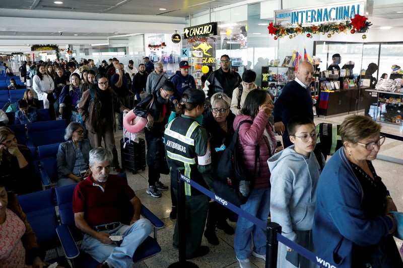 Penumpang mengantre untuk menaiki pesawat Wingo Airlines menuju Bogota, di Bandara Internasional Simon Bolivar, setelah Presiden AS Donald Trump mengatakan pada hari Sabtu bahwa wilayah udara di atas dan di sekitar Venezuela harus dianggap 