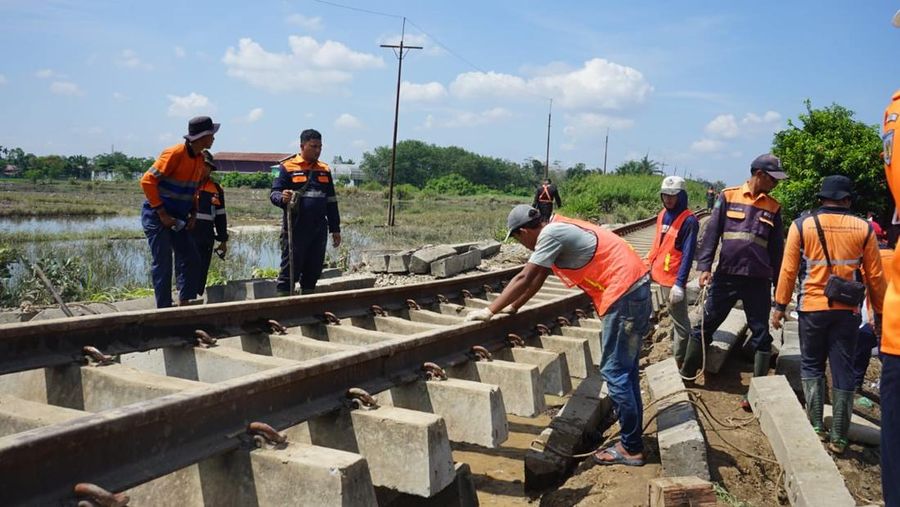 Perbaikan jalur rel kereta api lintas Medan - Binjai dampak dari banjir longsor di Sumatra Utara. (Dok. KAI)