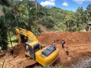 Alat Berat dari Polda Riau Buka Akses Jalan yang Terisolir Bencana di Agam