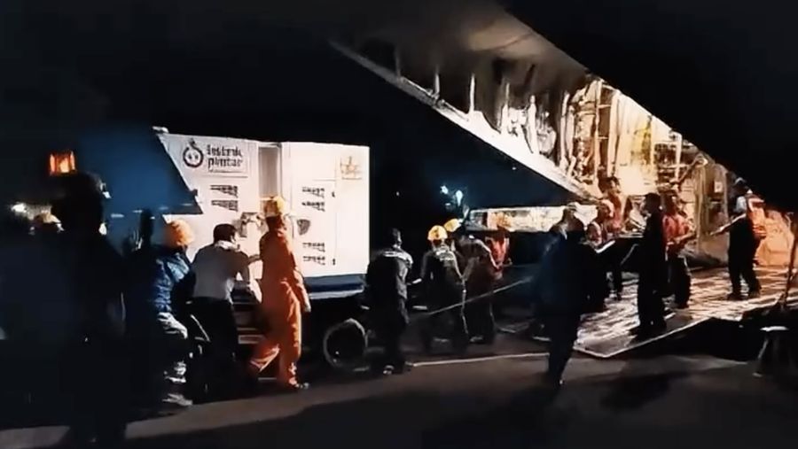 PLN UID Banten Mengirimkan 4 genset bantuan untuk menghidupkan kembali Aceh usai banjir melanda sejumlah wilayah. (Instagram/pln.up3cikoko;)