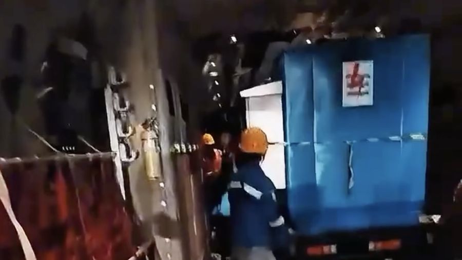 PLN UID Banten Mengirimkan 4 genset bantuan untuk menghidupkan kembali Aceh usai banjir melanda sejumlah wilayah. (Instagram/pln.up3cikoko;)